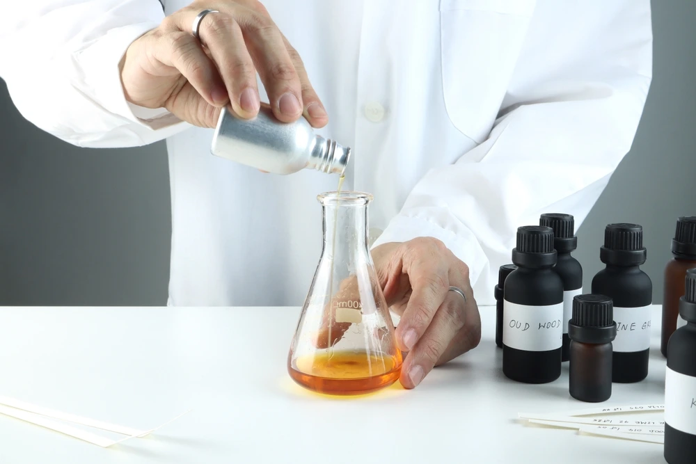 خرافات عن العطور: الكحول يفسد الرائحة ويقلل من جودتها