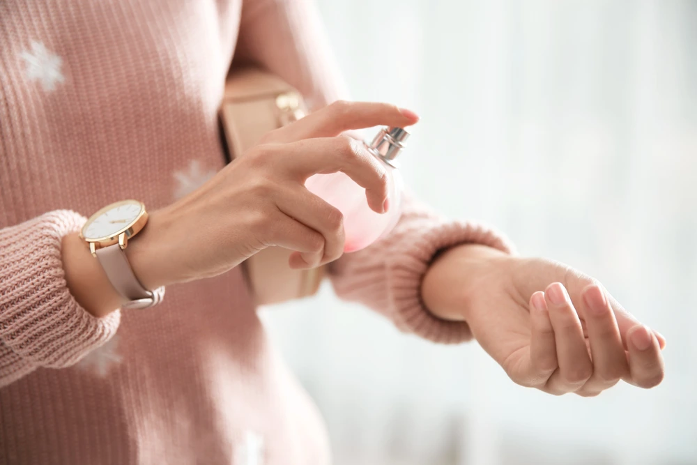 فرك العطر بعد رشه يجعله يدوم لفترة أطولاً