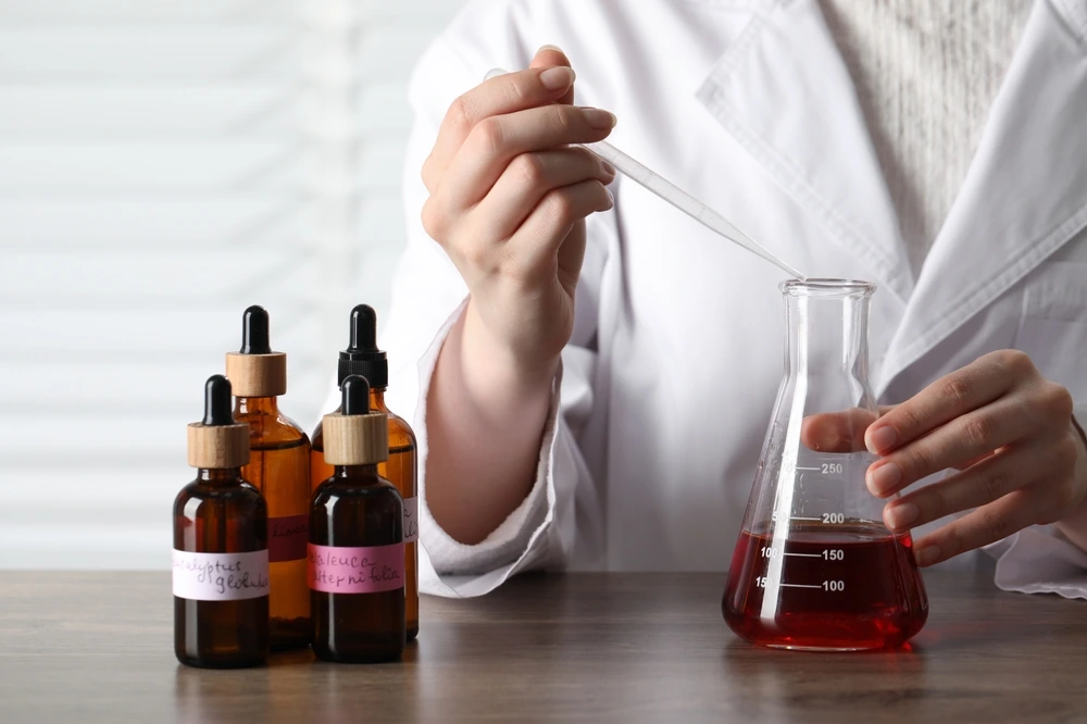 ما مكونات العطور الأساسية