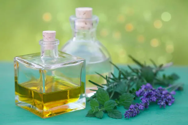 ماذا يميز بين المكونات الطبيعية والصناعية في صناعة العطور؟ ما هي المكوّنات الطبيعية في صناعة العطور؟