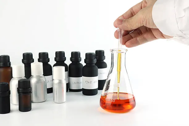 ماذا يميز بين المكونات الطبيعية والصناعية في صناعة العطور؟ 2 مزج المكوّنات الطبيعية أو الاصطناعية مع المثبّتات والكحول