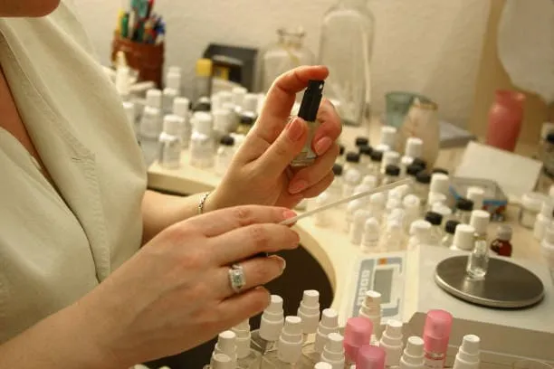 ضوابط التوثيق والمعايير المهنية في سوق العطور الرقمي